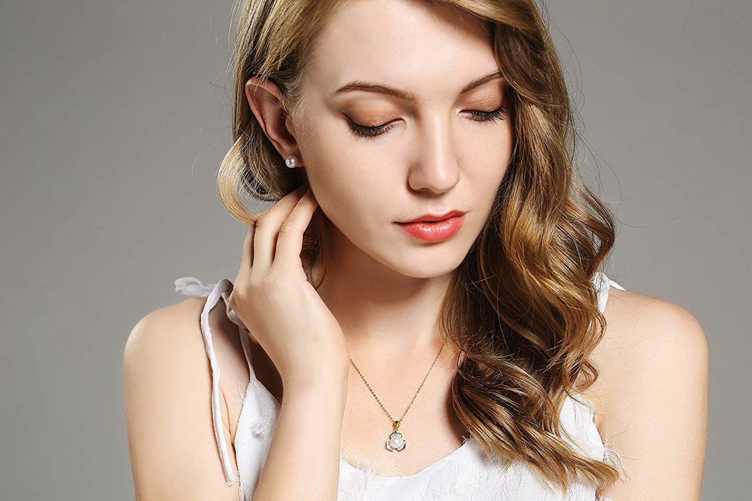 Lucky Three-Petal Flower Pearl Pendant Necklace